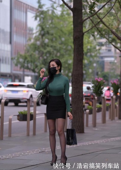 身材 绿外套配黑色包臀裙,简约的装扮中透着高雅,尽显贵妇的妩媚气息