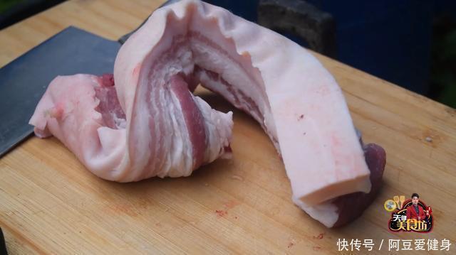做法|五花肉别再红烧了,不蒸不煮不红烧,做法简单,上桌瞬间被扫光!