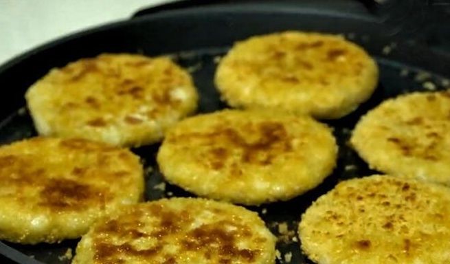 一日三餐|入秋后，此果正当季，2块钱1斤，用来做早餐饼酸甜又软糯，太香了