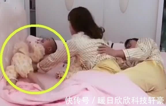 小宝宝|以为小宝宝睡着了,爸爸想搂着妈妈,结果差点被小家伙气死!