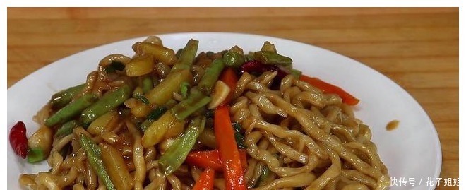 大蒜|面条别再煮着吃，教你一个新吃法，比大鱼大肉过瘾，一锅不够吃！