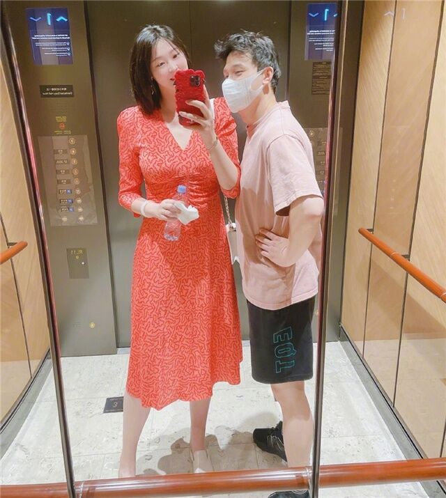 杨臻博|美艳动人!惠若琪生娃后二次发育,博士老公胡子拉碴满脸憔悴