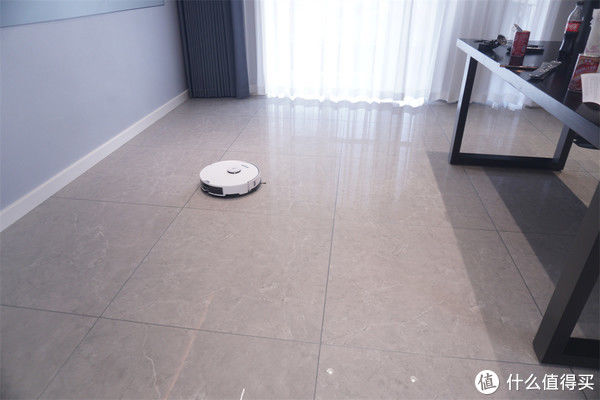 地板|地板脏了？不要犹豫，你的房间还缺一台扫地机器人！全网第一个用八宝粥做测试的博主（是否翻车）