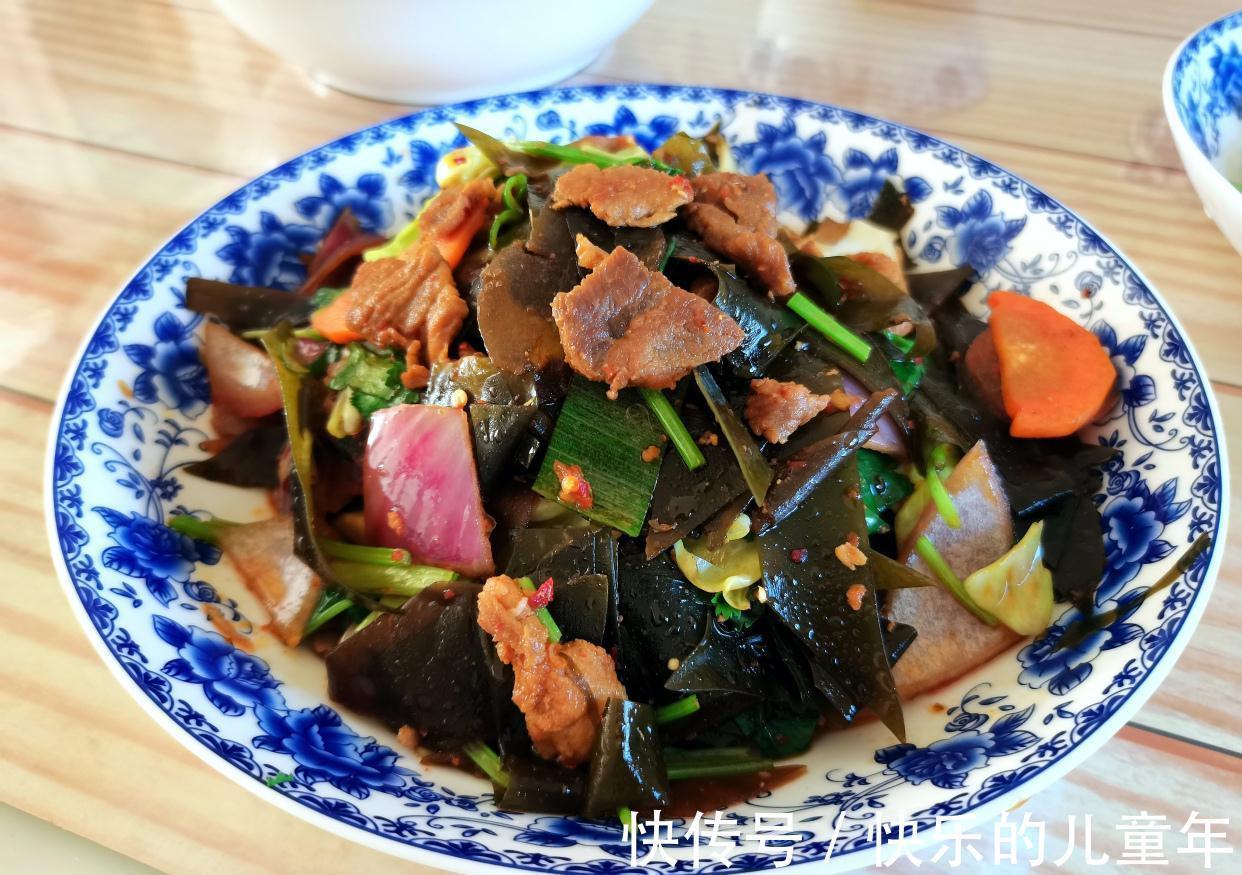 家常午饭两菜一汤,亮点是这碗汤,香甜可口,很适合女主人