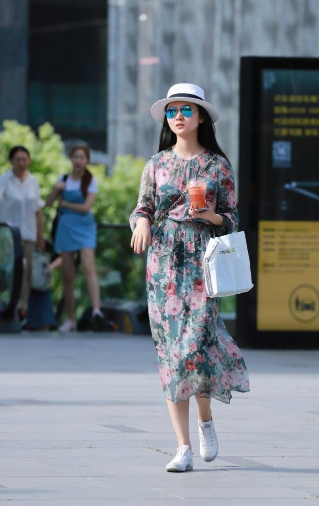 街拍 活泼开朗的美女,成熟的气质真的吸睛,裙子穿出了个性