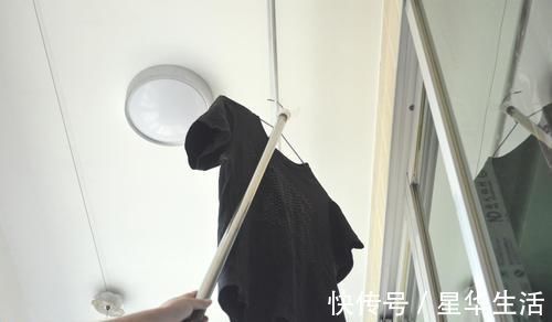扫把上套个塑料瓶,放在家里特别实用,一年能省不少钱,涨知识了