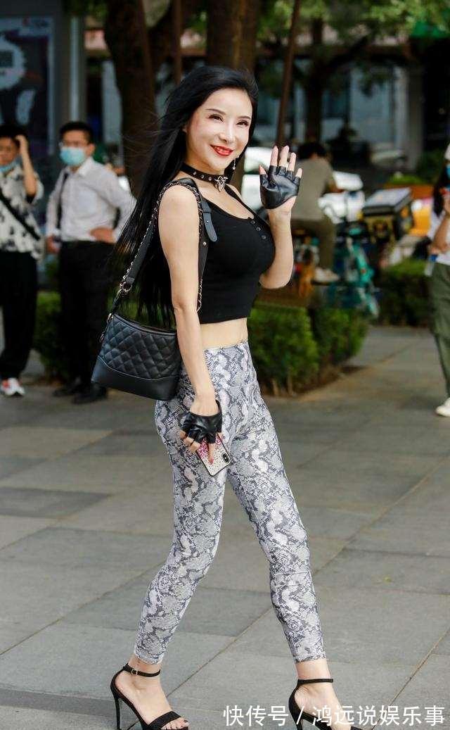 秘诀 黑色低领背心搭配花纹打底裤,穿搭秘诀,值得注重细节