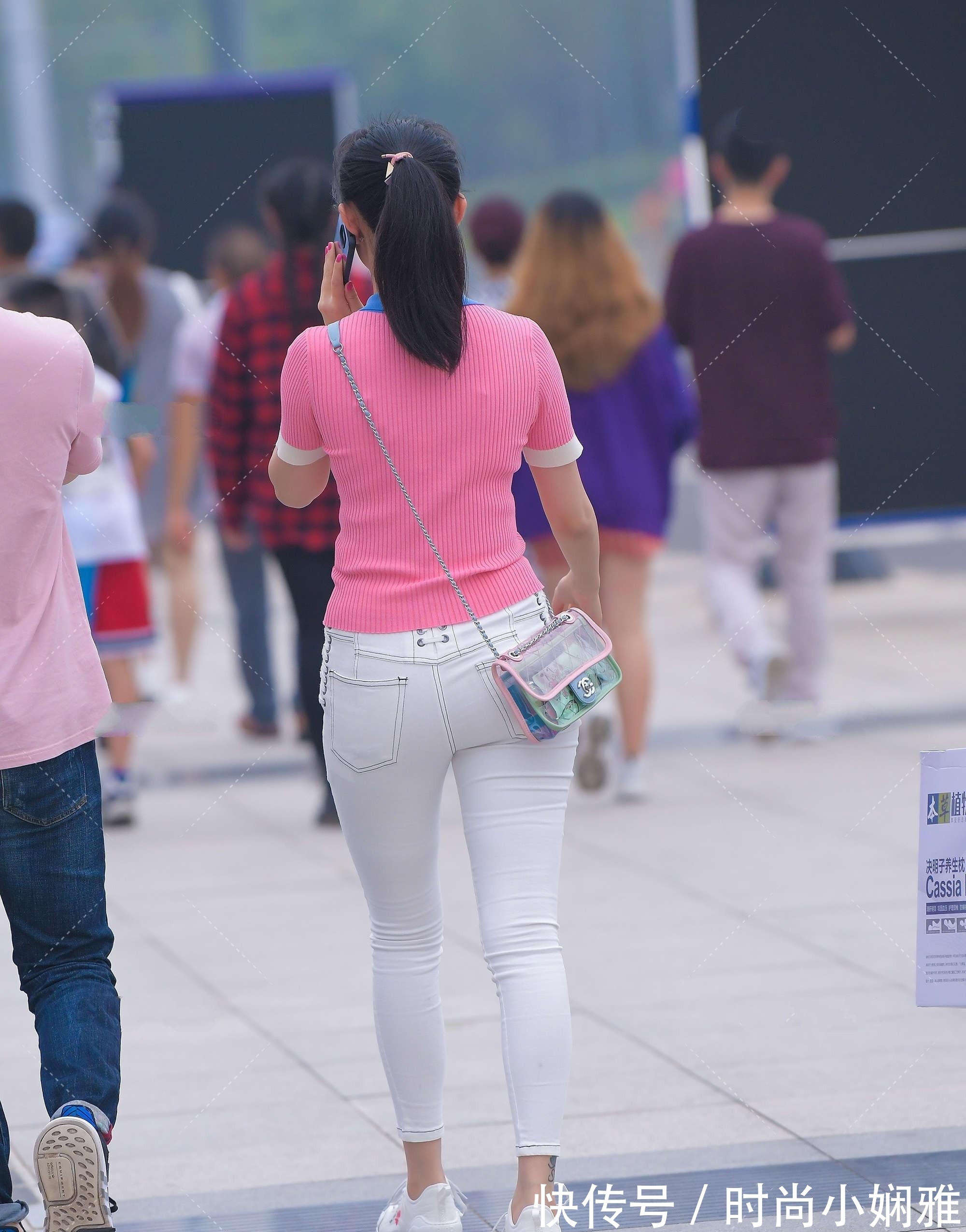 姑娘们|粉色蓝领Polo针织衫,搭配白裤,休闲通勤风