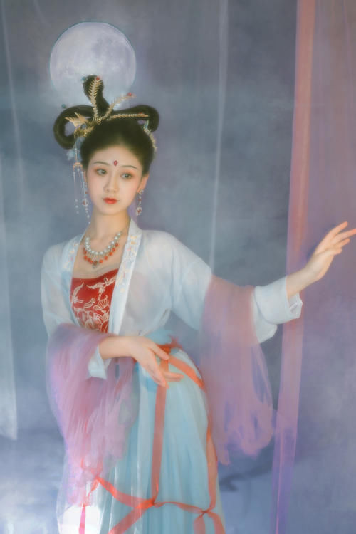  直呼|小姐姐真会玩，模仿《西游记》中的嫦娥仙子，网友直呼：太像了！