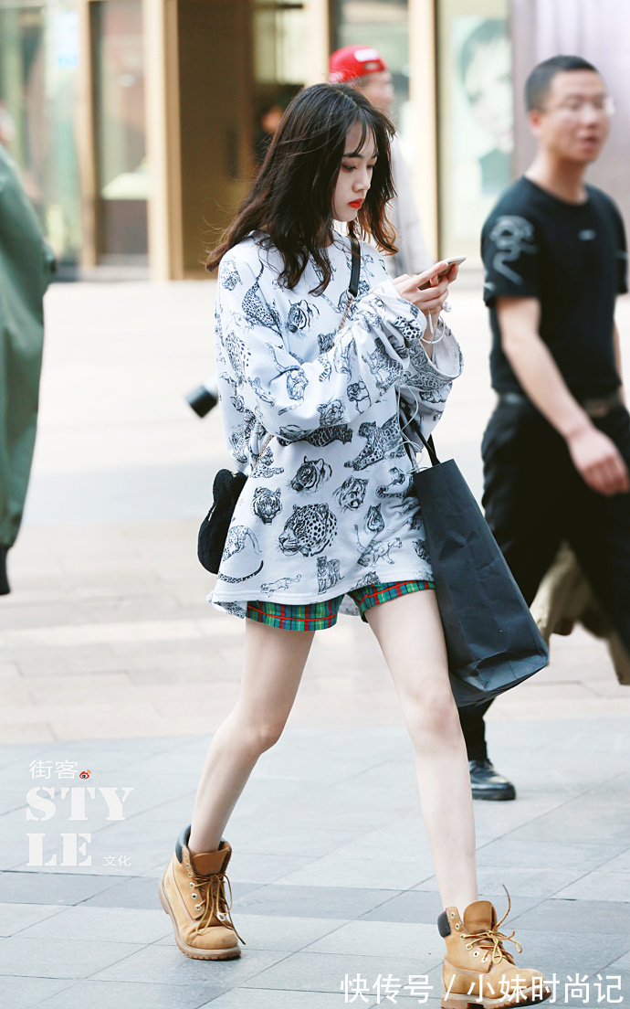 街拍|重庆街拍,同色系套装搭配针织阔腿裤,显瘦又显腿长