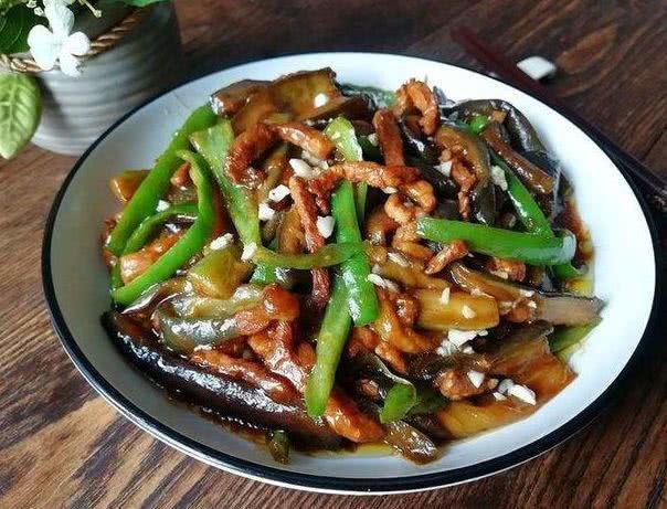 亲朋好友来家里吃饭，准备的一些家常菜招待，吃完后个个都夸大厨