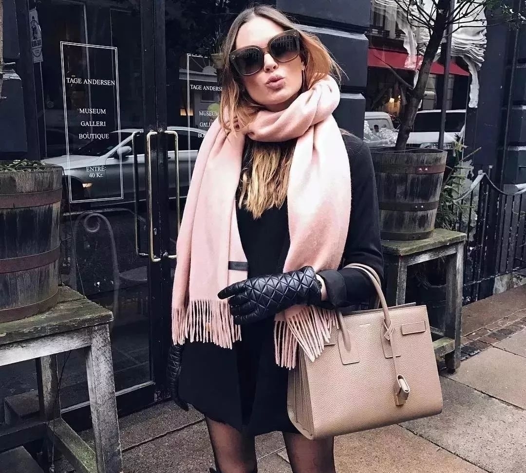 围巾别再绕脖子系啦，今年最流行的系法是这种！保暖又时髦！