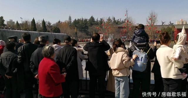 号称亚洲之最的大喷泉,就在大西安,音乐响起瞬间就被游客包围了