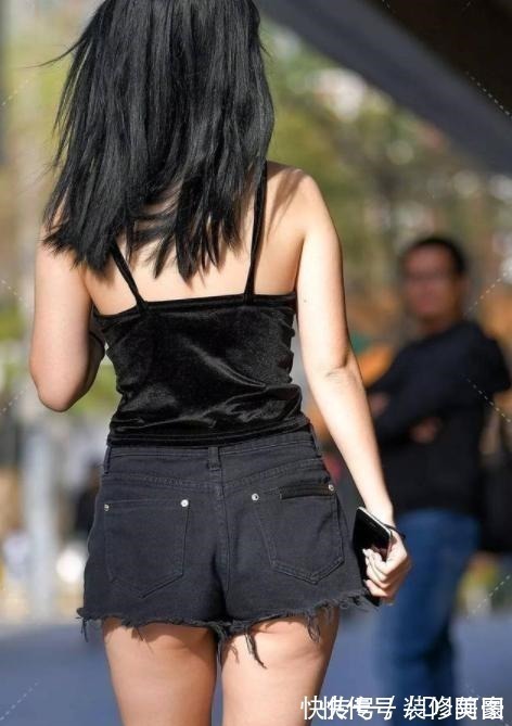 外套 黑色紧吊带搭配黑色短宽松牛仔打底裤,简洁利落,更具时尚感!