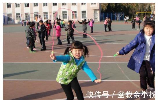 协调性|幼儿园老师,为什么都开始让孩子学跳绳?这个原因你想不到