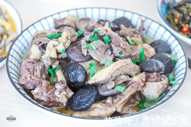 弟弟来看爸妈，妈妈做了5道菜，第3道菜一年到头也吃不上两回