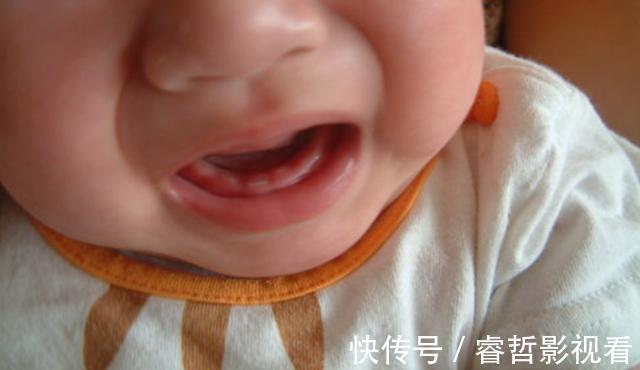 牙龈|这些征兆说明宝宝要长牙了,爸妈这样帮宝宝长出整齐洁白的牙齿!