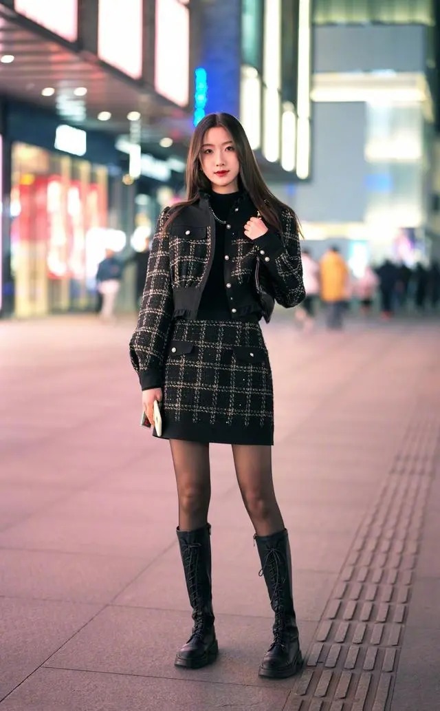 今年流行一种穿法,叫“短外套+长靴”,显高显瘦,小个子也适合