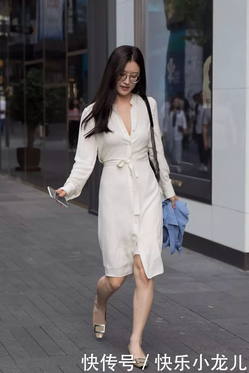长裙|街拍淑女范十足的穿搭,一袭白色长裙,有一种不食烟火之美