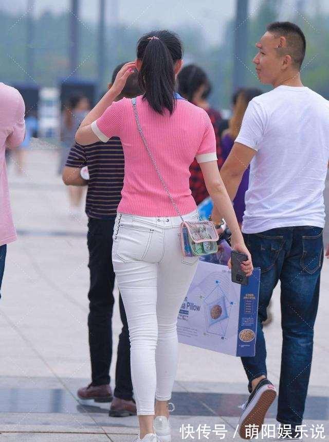 搭配 粉色短袖搭白色打底裤,整体搭配很有质感,拥有满满的潮流气息