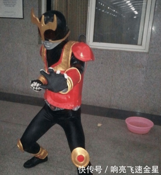 皮套|假面骑士民间神级coser,拿“扑克牌”糊头盔,帝骑皮套露脖子