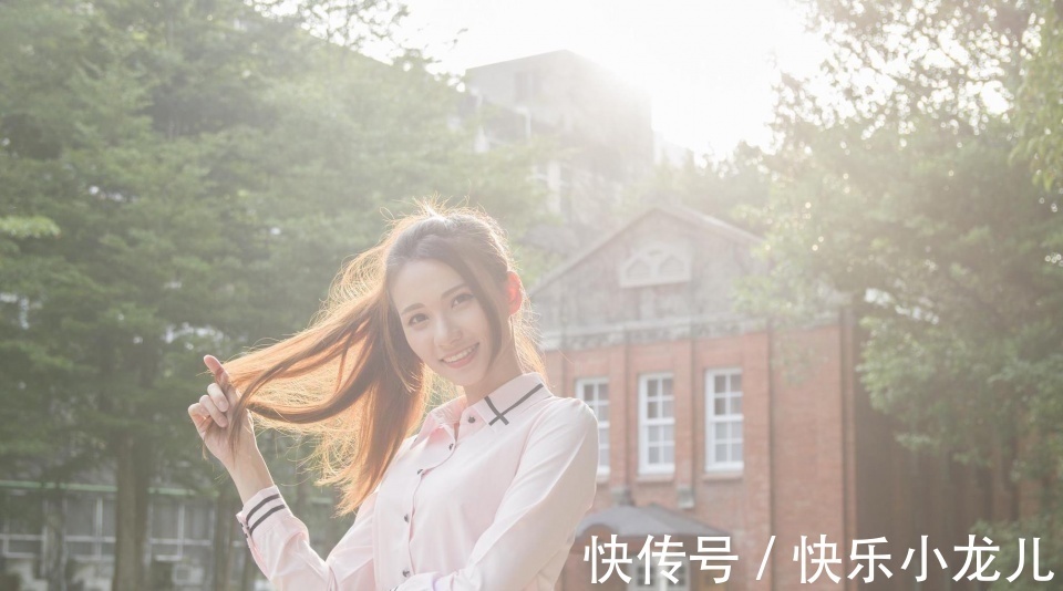 身穿白色|小姐姐身穿白色的衬衣，搭配黑色的包臀裙，很有时尚气质