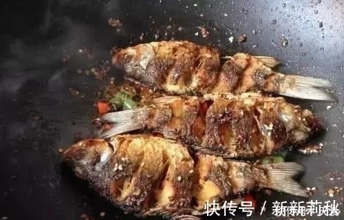 鱼刺|做鲫鱼时,加一点它,鱼刺“化于无形中”,从头吃到尾连渣都不剩