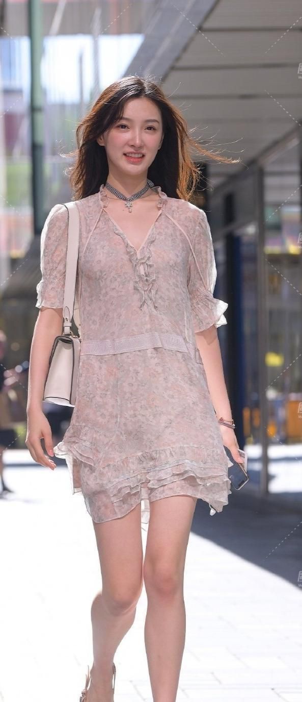 浅色系 时髦个性的连衣裙显得优雅大气,打造迷人的玲珑曲线,清新特别