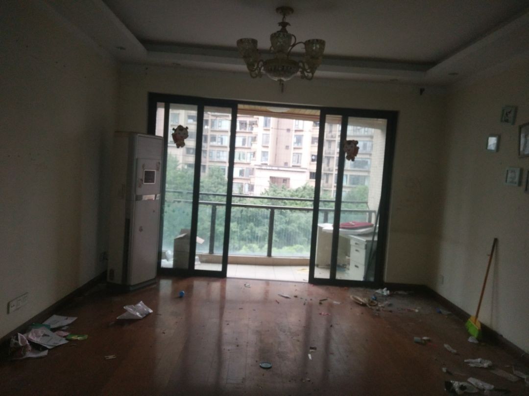 二手房|为孩子上学购置的二手房,从满屋狼藉到光彩夺目,只花费了25万元