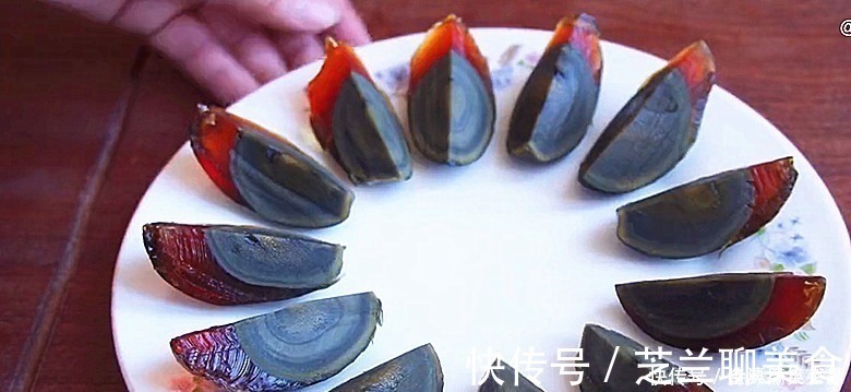 黑暗料理|皮蛋放锅里蒸一蒸,饭店一份要48,在家成本8元,待客有面子