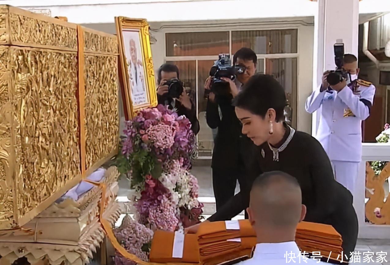 选择|诗妮娜衣品提升了!连换两身传统裹身裙,黄色明艳黑色高冷显稳重