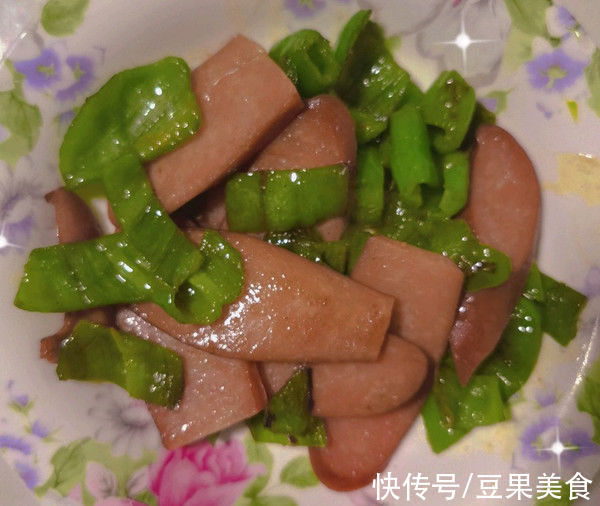 这道极简的美味辣椒炒火腿美味下饭，连着吃都不腻