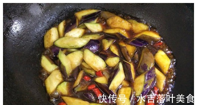 茄子皮|红烧茄子简单好吃的做法，茄子不吸油不变黑，吃起来真香！