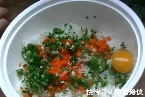 米饭|剩米饭别做蛋炒饭了，教你一个新做法，5分钟出锅，全家抢着吃！