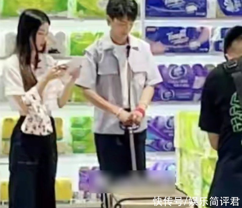 真一個(gè)人|同是和丁真一起逛街，周也姚安娜態(tài)度差太多，一個(gè)細(xì)節(jié)瞬間路轉(zhuǎn)粉