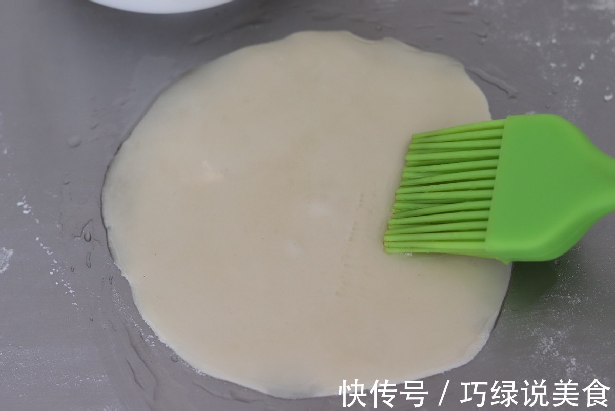 春饼的懒人做法，饼皮劲道薄如纸，卷什么都好吃