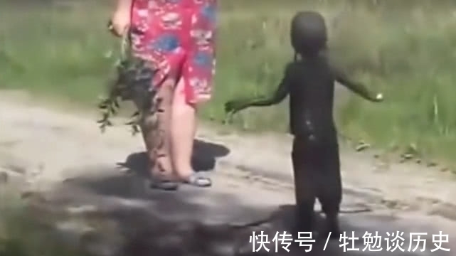 妈妈|妈妈回家路上看到小宝宝,完全没认出来,接下来的事有趣