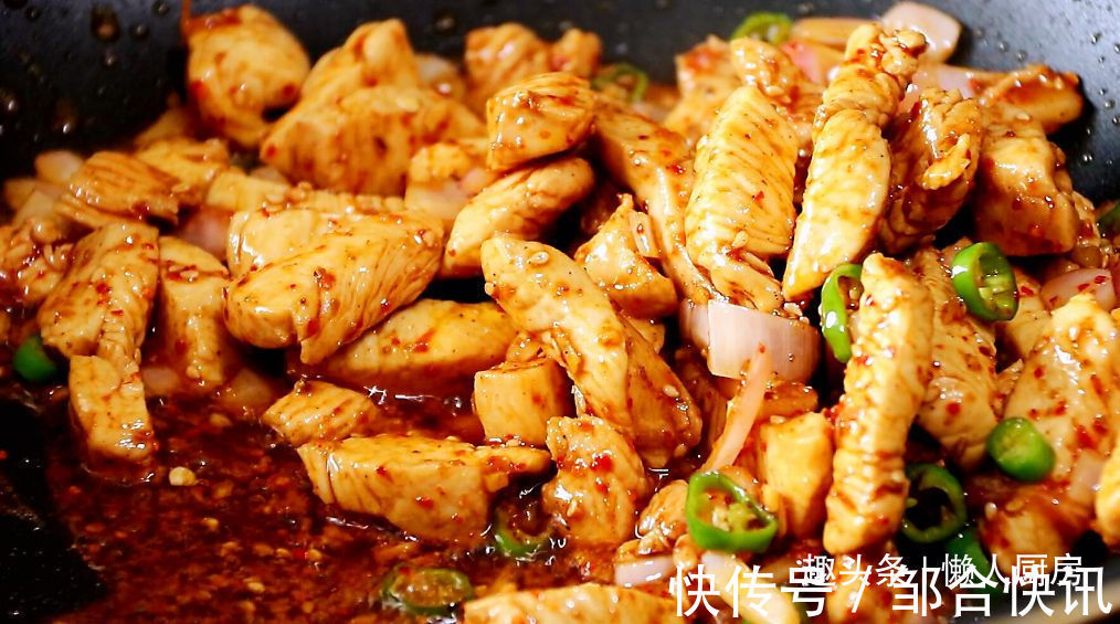 不需要腌制，不加淀粉，教你香辣鸡胸肉的做法，鸡肉干香有嚼劲