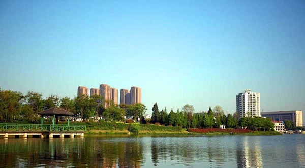 房子|房子价格过高 购不起房正常 难题是房子降价四十万都卖不出去