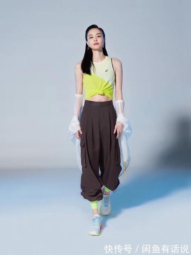 吴敏霞|被吴敏霞的度假照圈粉了,穿黑色连体裤时髦又上照,大背头真霸气