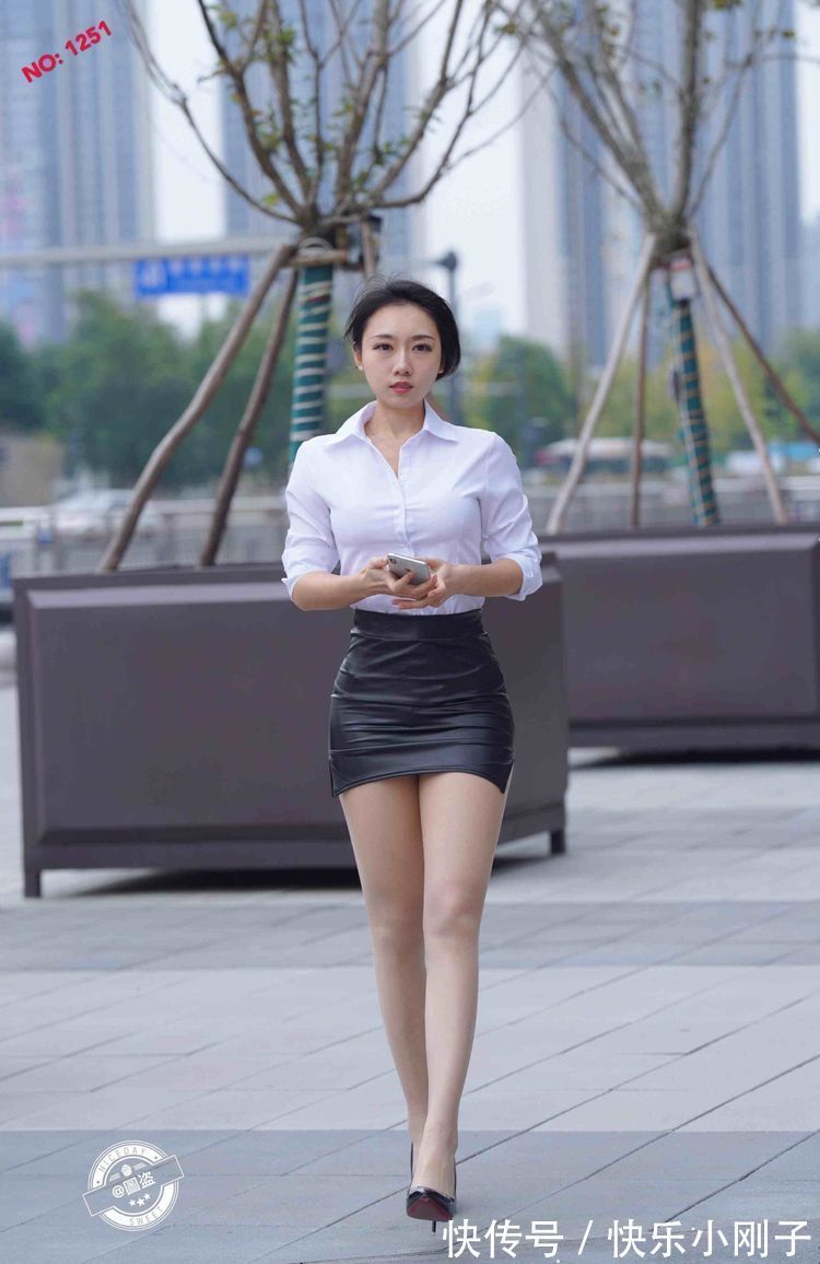 装扮 轻盈飘逸的连衣裙装扮展现绝佳的气质,彰显女人的气质,优雅出街