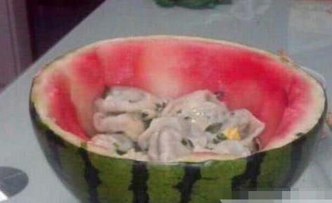 |搞笑图片幽默段子笑话用西瓜皮来盛饺子啊,也是有想法哦