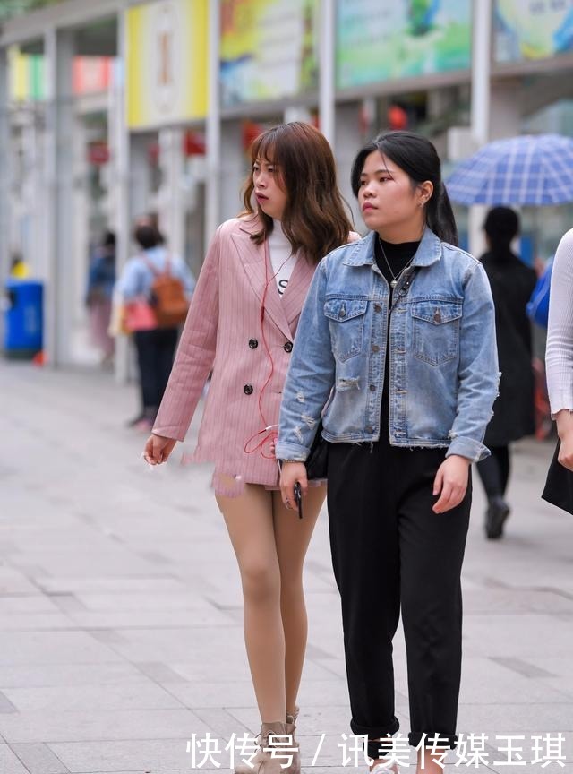 短裤|粉色西装搭配短裤,脚上穿一双短靴,尽显风度翩翩