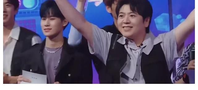 撞衫|时代少年团成年组终合体,马嘉祺出现仅一秒,与何老师意外撞衫