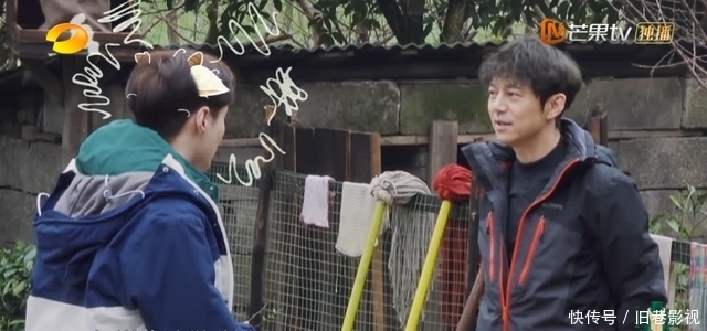 张艺兴初来乍道,略显手足无措,想帮忙却无处下手,只能求助师傅