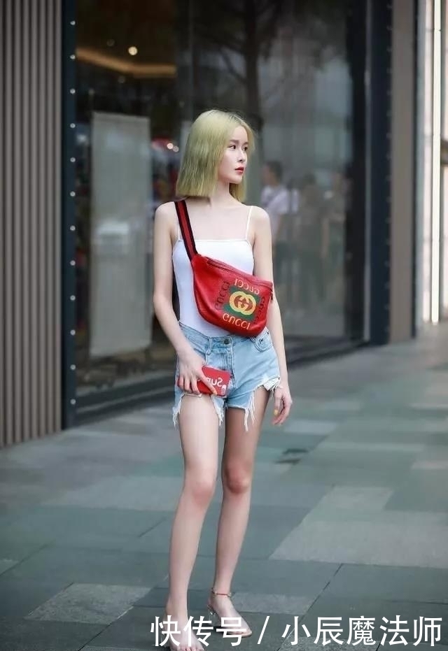 路人街拍,美女穿藕粉色的有领上衣,气质又靓丽