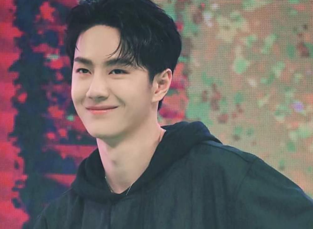 纪律委员|王一博被问竞品鞋,害怕挥手回答太好笑,门被挤爆大张伟带潘玮柏解救