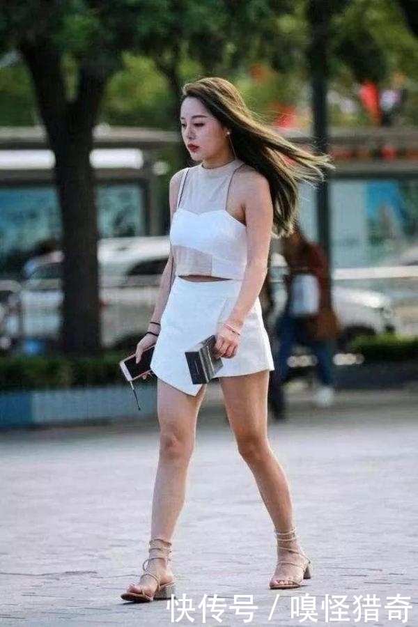 羡慕|街拍美女:气质小女生身穿短裤, 曼妙的身姿, 高冷的气质让人羡慕