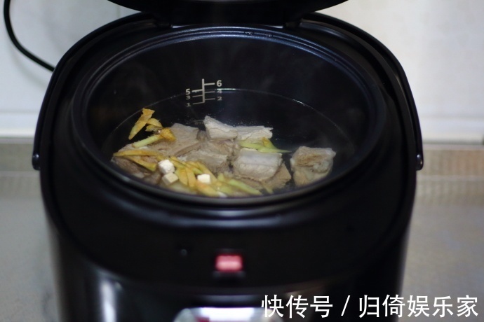 寒冷天炖一锅排骨萝卜汤,做法简单,味道鲜美,家人喝了开胃顺气