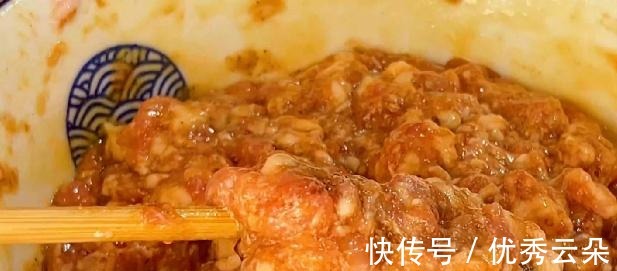 调白菜肉馅时,最忌用盐杀白菜,教你饭店不外传配方,鲜香又多汁!